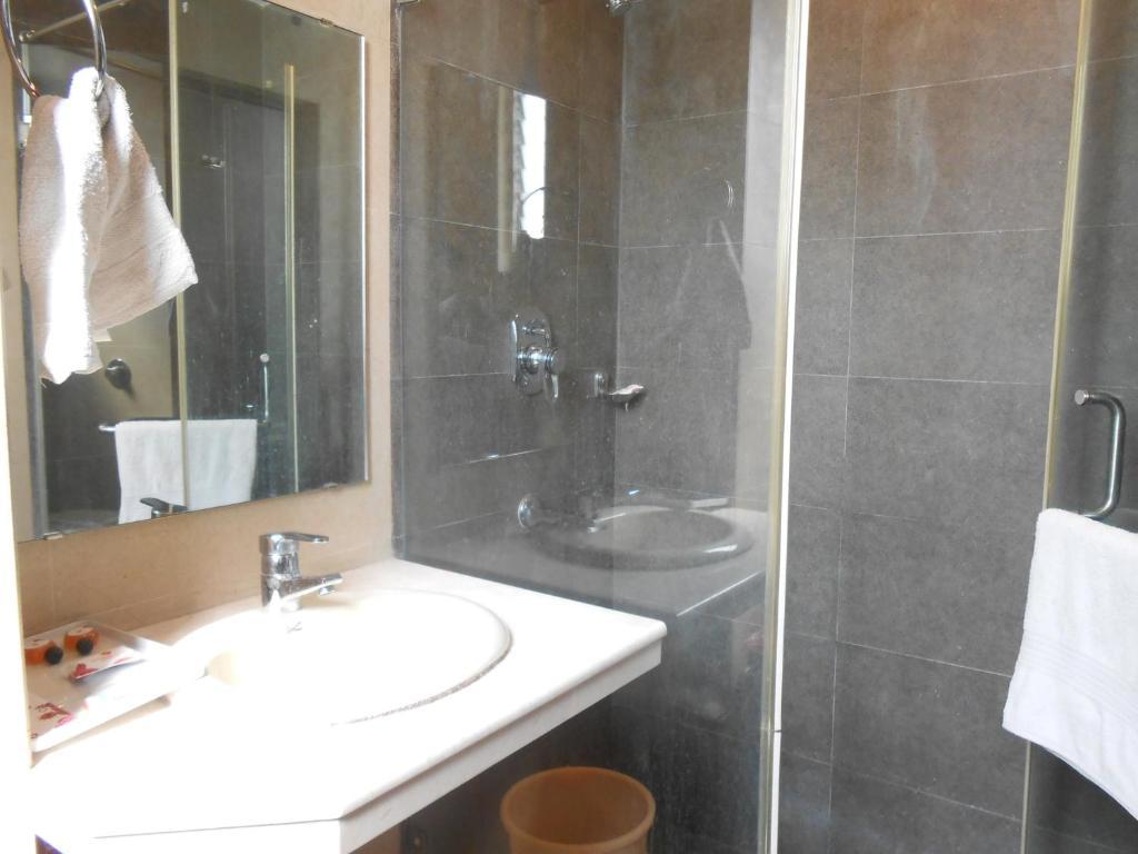 Hotel Victerrace Regency Calcuta Habitación foto